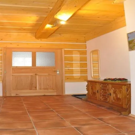 Spacious Group Retreat Vakantiehuis