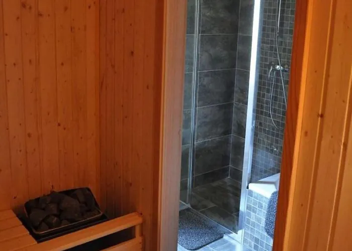 Semesterbostad Spacious Group Retreat *
